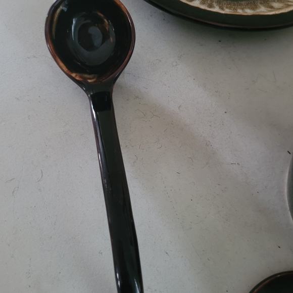 Vintage Pfaltzgraff serving crock with matching serving plate in a gorgeous drip - Picture 12 of 16